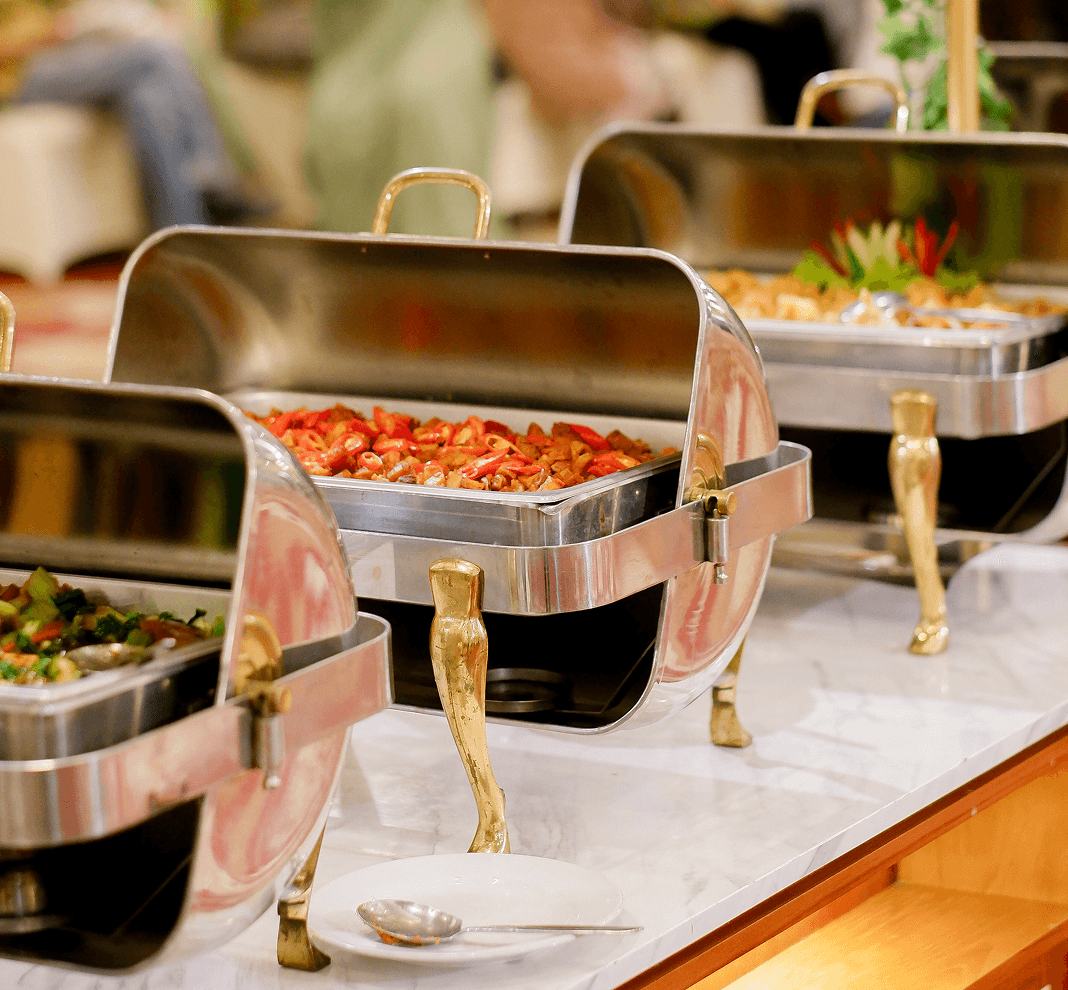 Keluarga menikmati buffet syawalan
